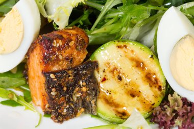 Izgara somon salatası sebze ve yumurta.