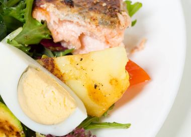 Izgara somon salatası sebze ve yumurta.