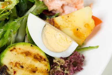 Izgara somon salatası sebze ve yumurta.
