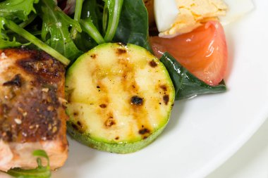Izgara somon salatası sebze ve yumurta.