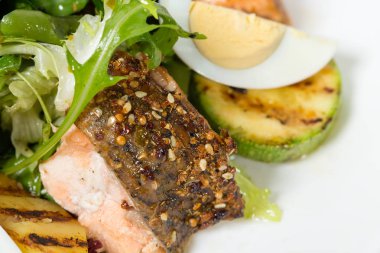 Izgara somon salatası sebze ve yumurta.