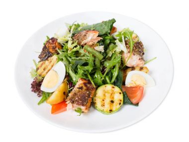 Izgara somon salatası sebze ve yumurta.