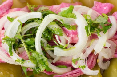 Lezzetli turşu soğan ile.