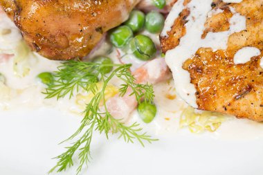 Pastırma ve bezelye ile ızgara tavuk fileto.