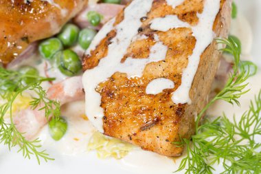Pastırma ve bezelye ile ızgara tavuk fileto.