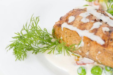 Pastırma ve bezelye ile ızgara tavuk fileto.