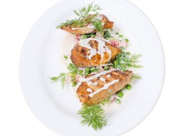 Pastırma ve bezelye ile ızgara tavuk fileto.