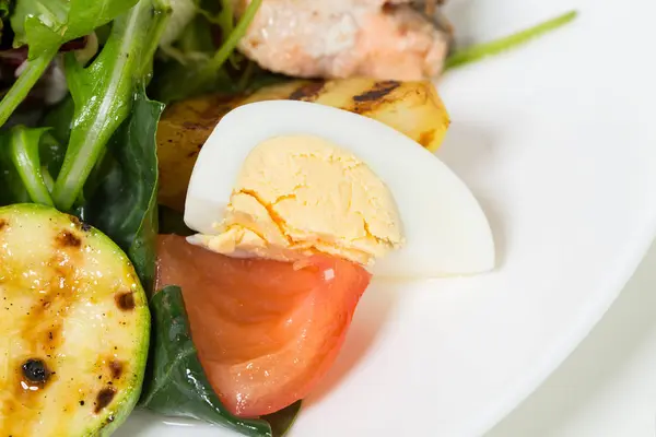 Gegrilde zalm salade met groenten en eieren. — Stockfoto