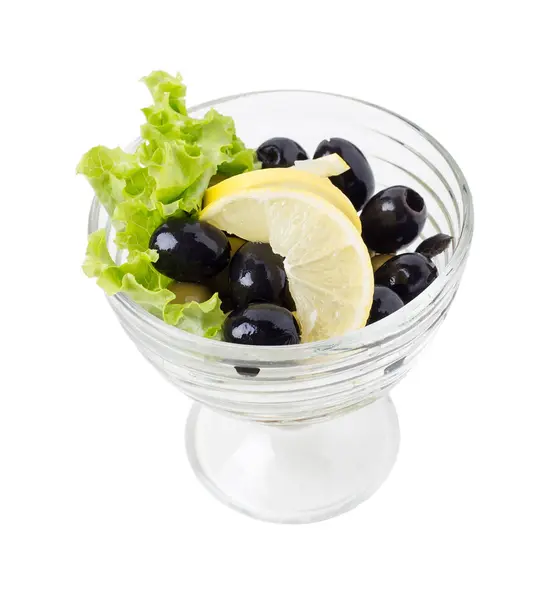 Köstliche Oliven mit Zitronen und Salat. — Stockfoto