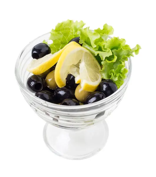 Köstliche Oliven mit Zitronen und Salat. — Stockfoto