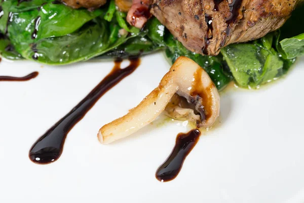 Délicieux steak de châteaubriand et champignons . — Photo