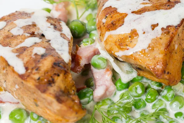 Pastırma ve bezelye ile ızgara tavuk fileto.