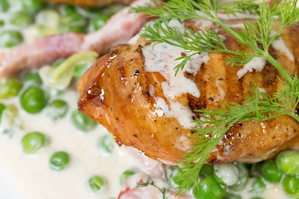 Pastırma ve bezelye ile ızgara tavuk fileto.