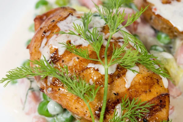 Pastırma ve bezelye ile ızgara tavuk fileto.