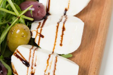 Başlangıç tabağı mozzarella ve zeytin ile.