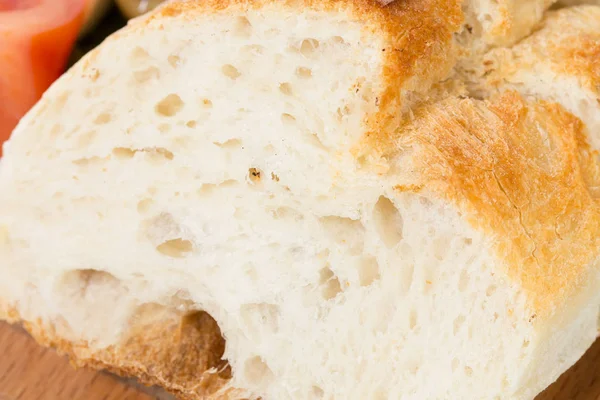 Vorspeisenteller mit frischem Knusperbrot. — Stockfoto