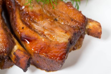Kızarmış domuz kaburga.