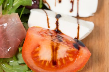 Başlangıç tabağı domates ve mozzarella ile.