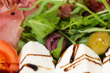 Başlangıç tabağı mozzarella ve zeytin ile.