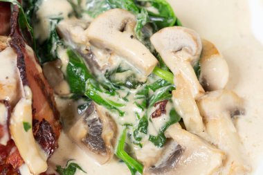 Domuz eti bonfile pastırma sarılmış.