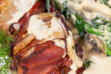 Domuz eti bonfile pastırma sarılmış.