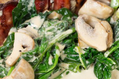 Domuz eti bonfile pastırma sarılmış.