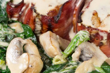 Domuz eti bonfile pastırma sarılmış.