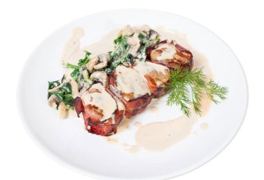 Domuz eti bonfile pastırma sarılmış.