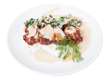 Domuz eti bonfile pastırma sarılmış.