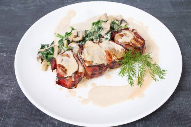 Domuz eti bonfile pastırma sarılmış.