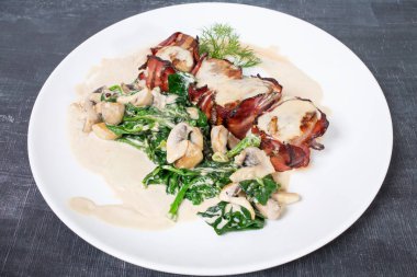 Domuz eti bonfile pastırma sarılmış.