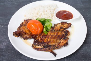 Patates ve turşu ile Kızartma domuz kaburga.