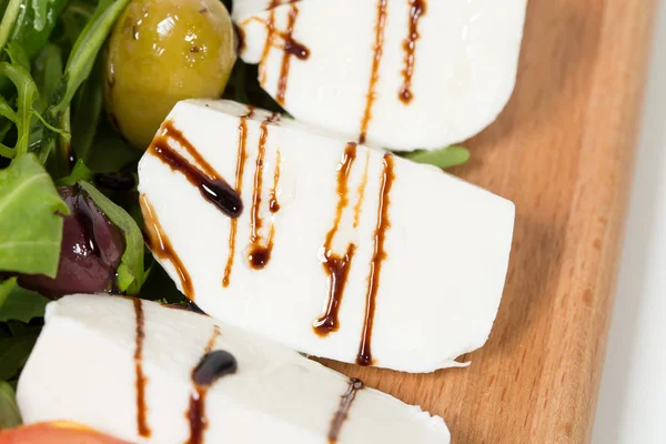 Başlangıç tabağı mozzarella ve zeytin ile.