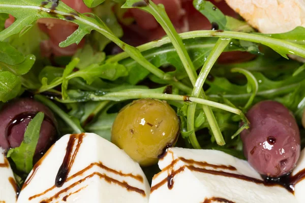 Başlangıç tabağı mozzarella ve zeytin ile.