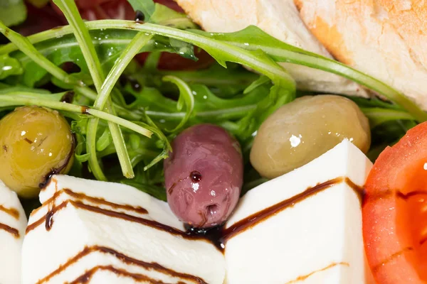 Başlangıç tabağı mozzarella ve zeytin ile.