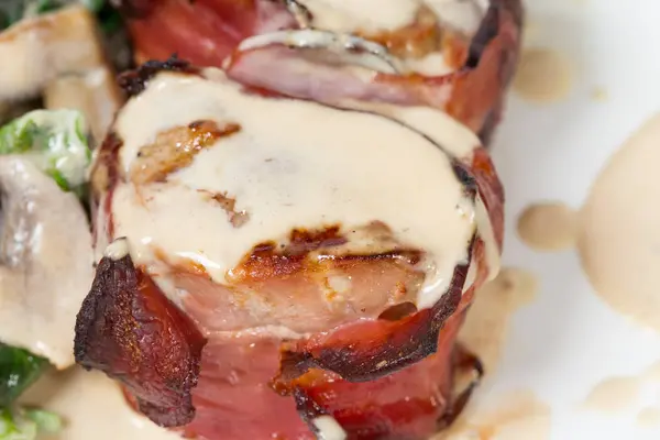 Domuz eti bonfile pastırma sarılmış.