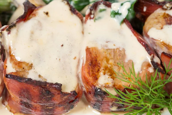 Domuz eti bonfile pastırma sarılmış.