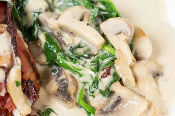 Domuz eti bonfile pastırma sarılmış.