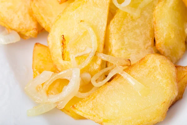 Gebakken aardappel partjes met uien en peterselie. — Stockfoto