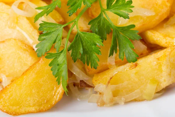 Patates dilimleri soğan ve maydanoz ile pişmiş. — Stok fotoğraf