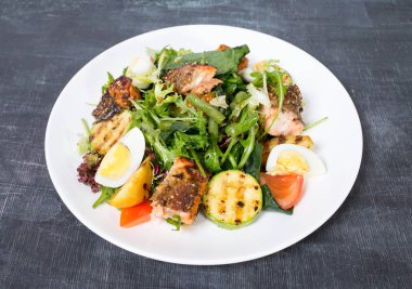 Izgara somon salatası sebze ve yumurta.
