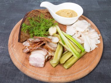 Turşu ile çeşitli domuz yağı.