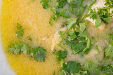 Sarısı ile lezzetli Gürcü tavuk çorbası.