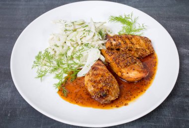 Izgara tavuk fileto lahana salatası ile.