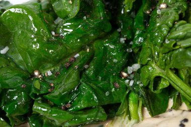 Garnitür olarak tuzlu ıspanak.