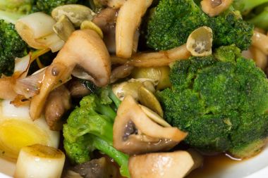 Brokoli ile sıcak mantar salatası.
