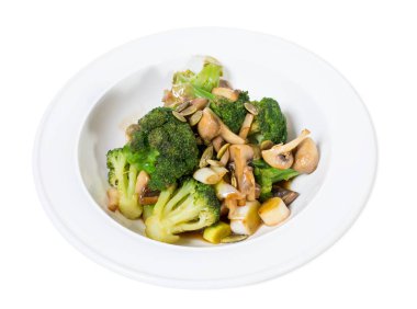 Brokoli ile sıcak mantar salatası.