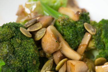 Brokoli ile sıcak mantar salatası.