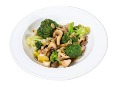 Brokoli ile sıcak mantar salatası.