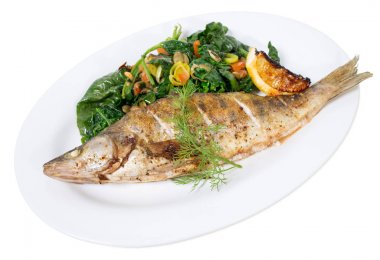 Sıcak ıspanak salatası ile pişmiş dorado.